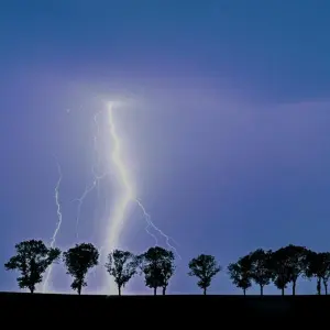 Ein Blitz eines Gewitters erhellt den Nachthimmel