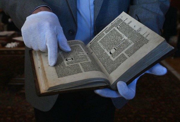 500 let stará kniha se po desetiletích vrací do České republiky