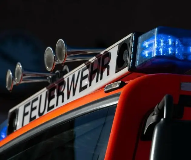 Blaulicht leuchtet auf einem Feuerwehrwagen