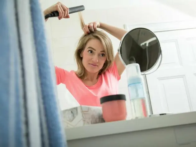 Eine Frau frisiert sich die Haare
