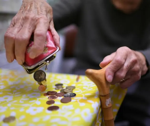 Rentnerin mit Geldbeutel