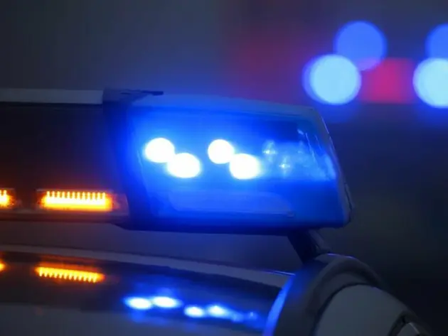 Ein eingeschaltetes Blaulicht leuchtet auf einer Polizeistreife
