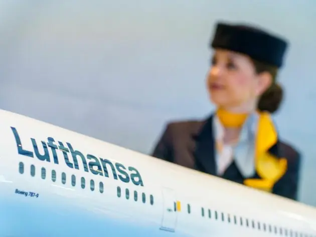 Lufthansa-Flugbegleiterin