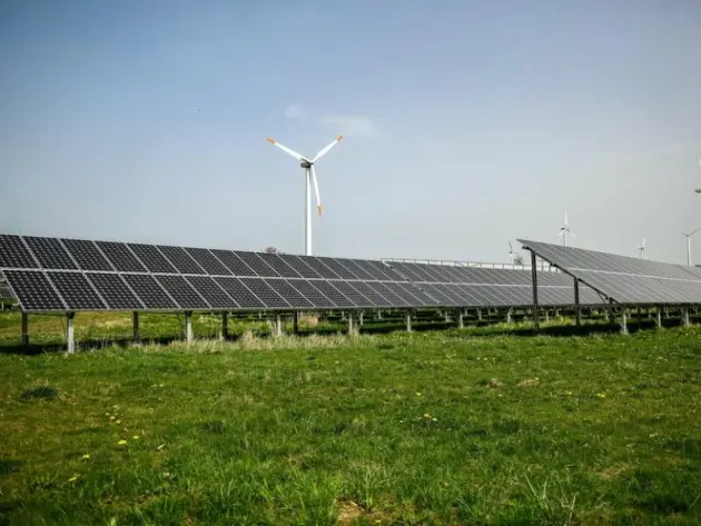Windräder hinter Solaranlagen