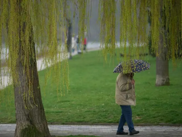 Mann spaziert bei Regen