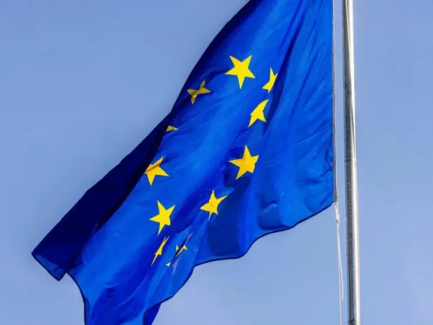 Eine Europaflagge weht vor dem EU-Parlament in Straßburg