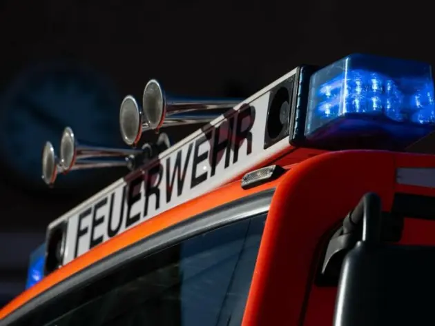 Blaulicht leuchtet auf einem Einsatzfahrzeug der Feuerwehr