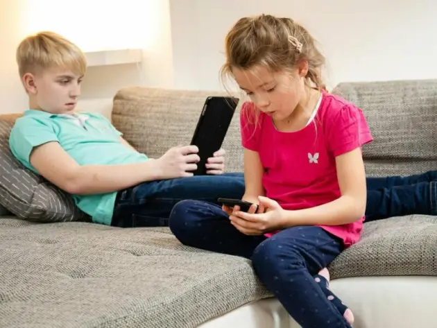 Kinder mit Tablet und Smartphone
