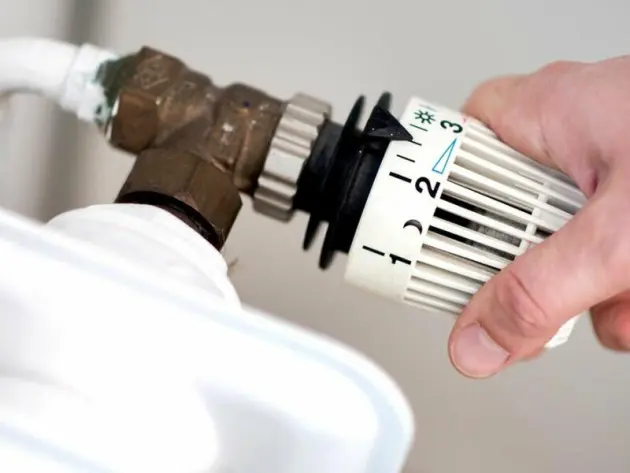 Thermostat-Ventil an einem Heizkörper