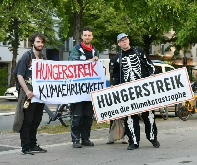 Klimaaktivisten protestieren vor SPD-Zentrale