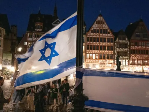 Israel-Flagge auf dem Römerberg