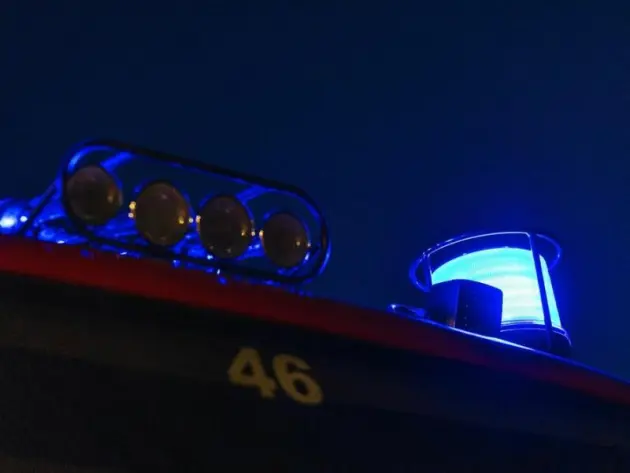Ein Blaulicht leuchtet auf einem Einsatzfahrzeug der Feuerwehr