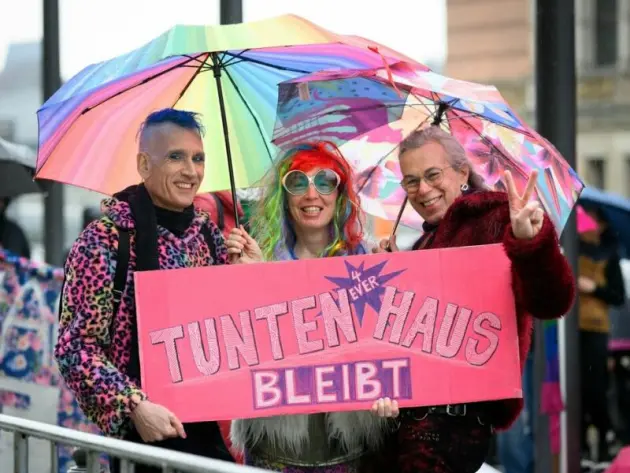 Protest vor Berliner Abgeordnetenhaus für Erhalt des Tuntenhauses