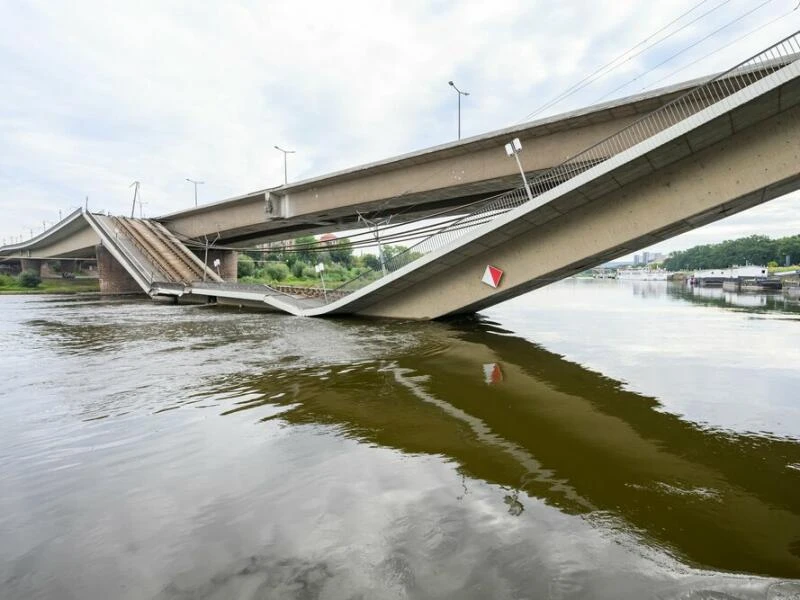 Carolabrücke in Dresden eingestürzt