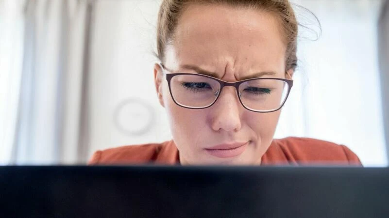 Eine Frau schaut auf einen Monitor