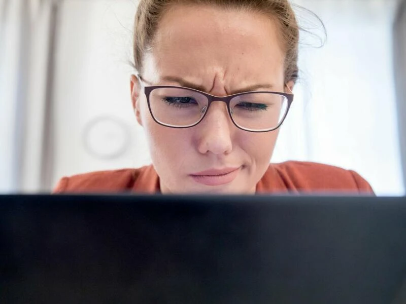 Eine Frau schaut auf einen Monitor