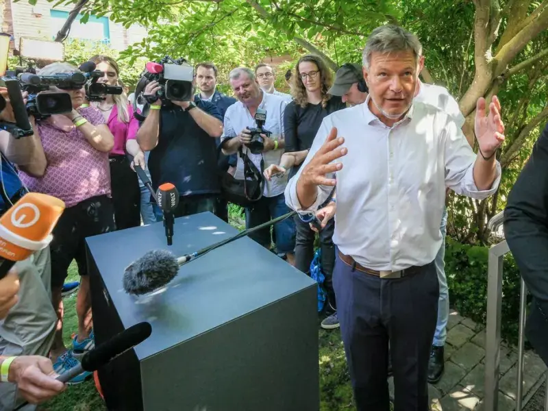 Habeck informiert sich über erneuerbares Heizen