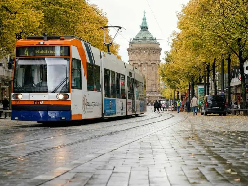 Eine Straßenbahn in der Mannheimer Innenstadt