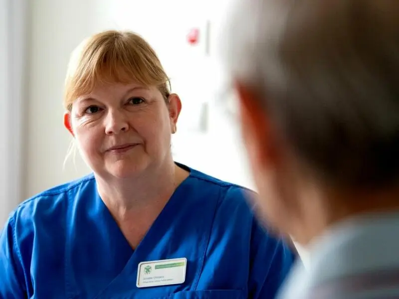 Annette Ortmann im Gespräch mit einem Patienten