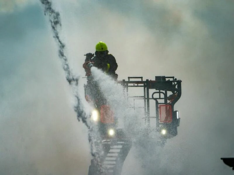 Lagerhalle in Frankfurt steht in Flammen