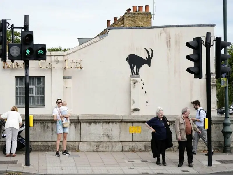 Banksys neues Werk in London - Steinbock an einer Wand