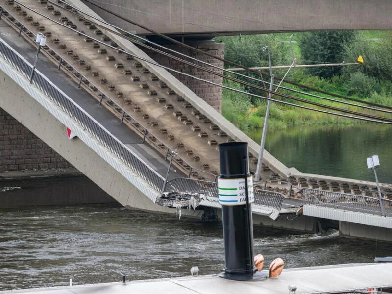 Carolabrücke in Dresden eingestürzt