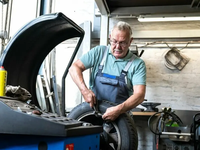 Mann arbeitet in einer Autowerkstatt