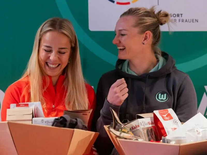 Giulia Gwinn (l) und Alexandra Popp