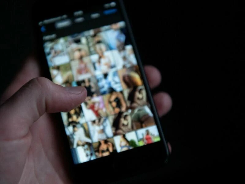 Pornografische Bilder auf einem Smartphone