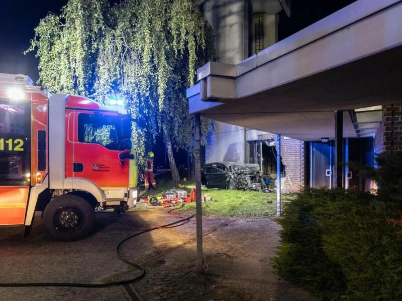 Auto kracht in Wand von Kindergarten  - Fahrer stirbt