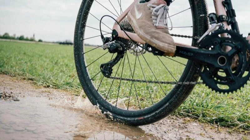 Mit dem Gravelbike dürch die Pfütze