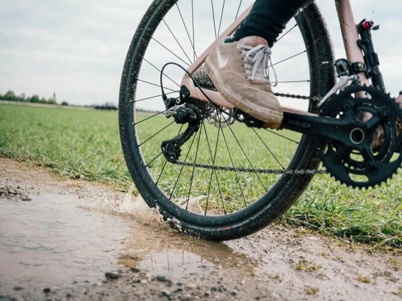 Mit dem Gravelbike dürch die Pfütze