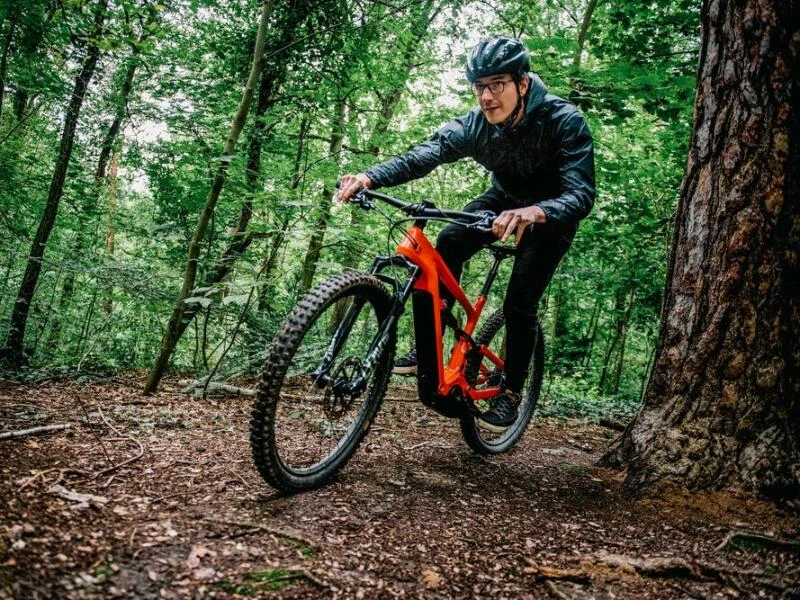 Ein Mann fährt ein E-Mountainbike