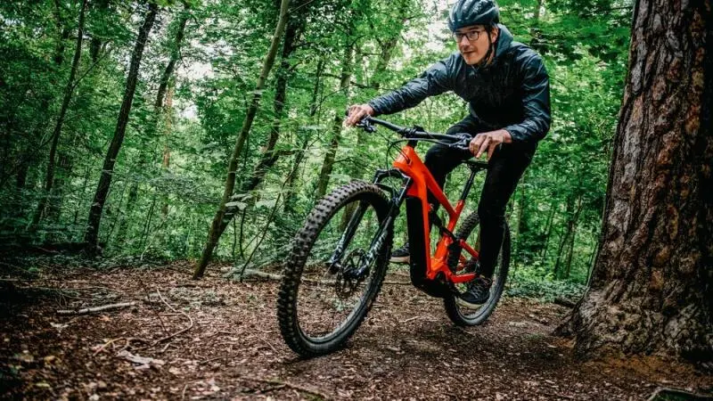 Ein Mann fährt ein E-Mountainbike