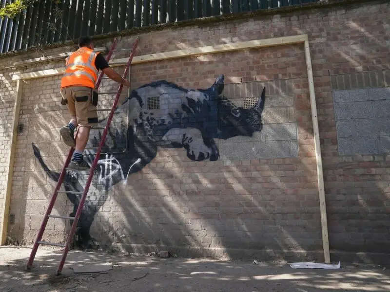 Banksys Nashorn von Vandalen beschmiert