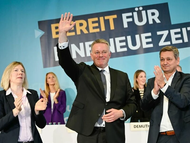 CDU-Chef Schnieder (M.): «Wir sind bereit für eine neue Zeit.»