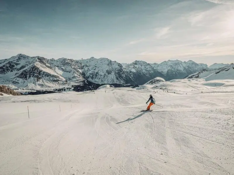 Eine Person beim Wintersport