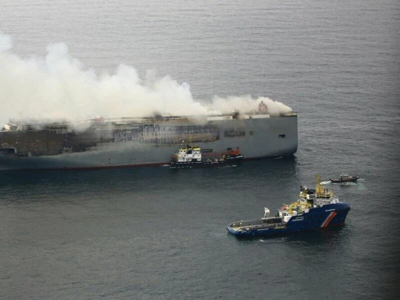 Brennender Frachter «Fremantle Highway» auf der Nordsee