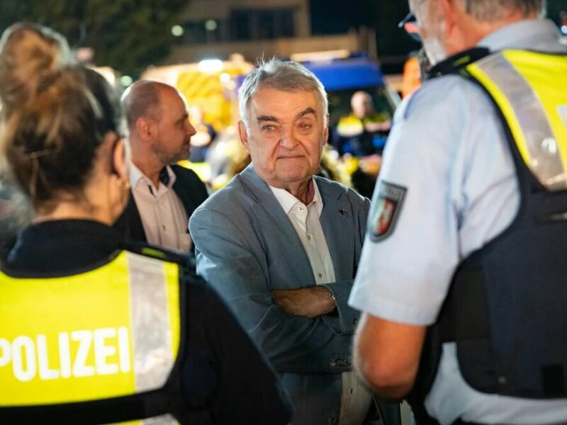 NRWs Innenminister Reul beim «Pützchens Markt» in Bonn