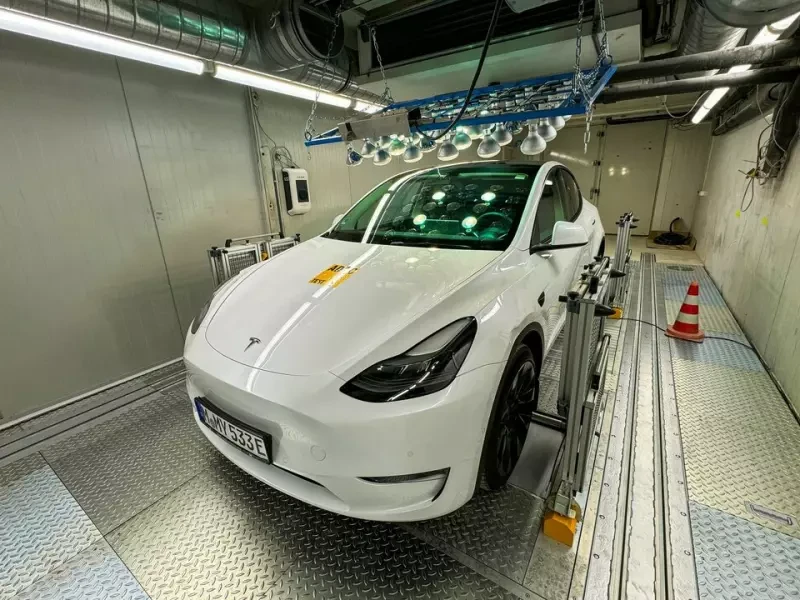 Ein Tesla Model Y im Fahrzeugversuchs im ADAC Technikzentrum