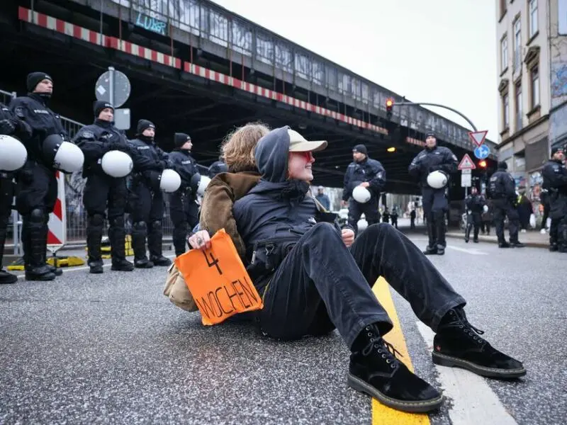 Protest gegen Abrissarbeiten an der Hamburger Sternbrücke
