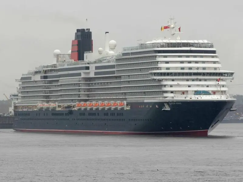 Kreuzfahrtschiff «Queen Anne» läuft erstmals in Hamburg ein