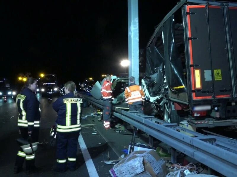 A2 nach Lkw-Unfall mit zwei Toten voll gesperrt