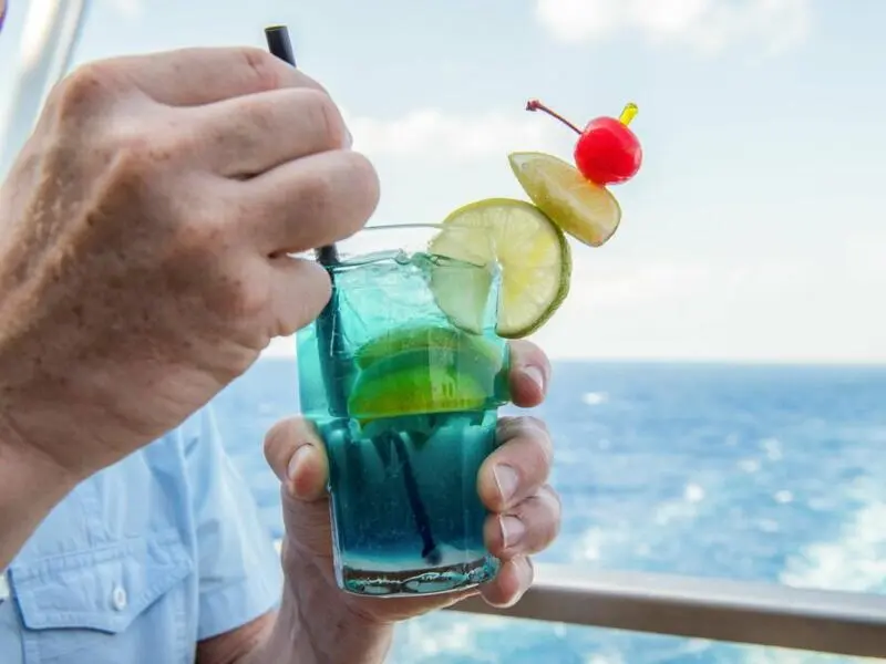 Ein passagier trinkt einen Cocktail auf einem Kreuzfahrtschiff