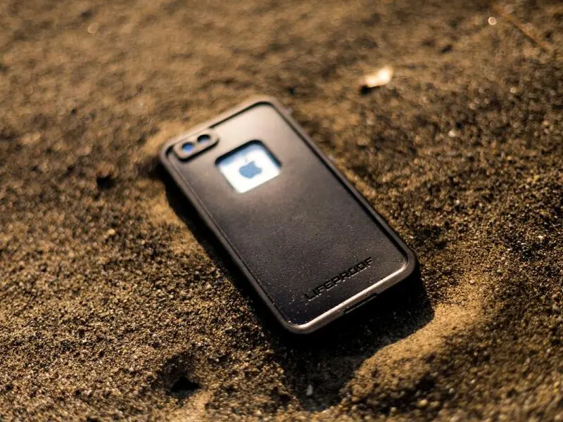 Hitze, Nässe und Sand: Darauf müssen Handy-Nutzer im Urlaub achten
