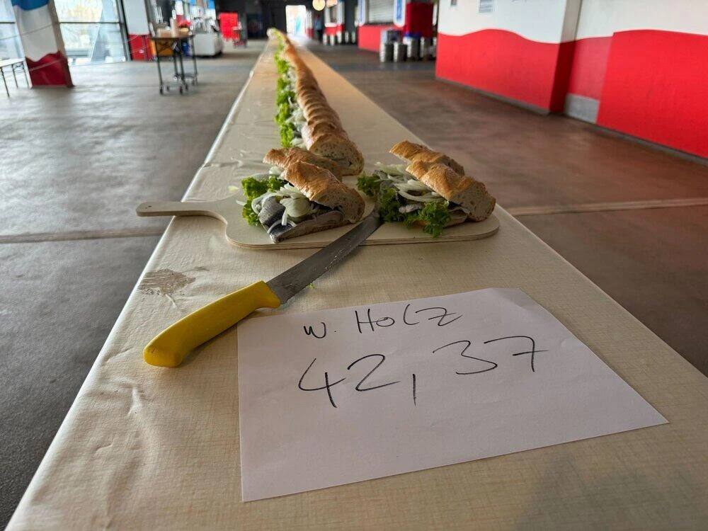 42,37 Meter Fischbrötchen: Weltrekord in Rostock geknackt