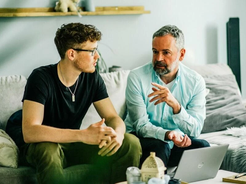 Vater und Sohn am Computer