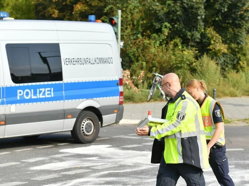 Unfall zwischen Rettungswagen und Bus