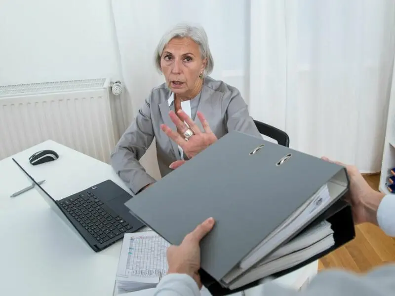 Eine Frau hält ablehnend die Hand hoch