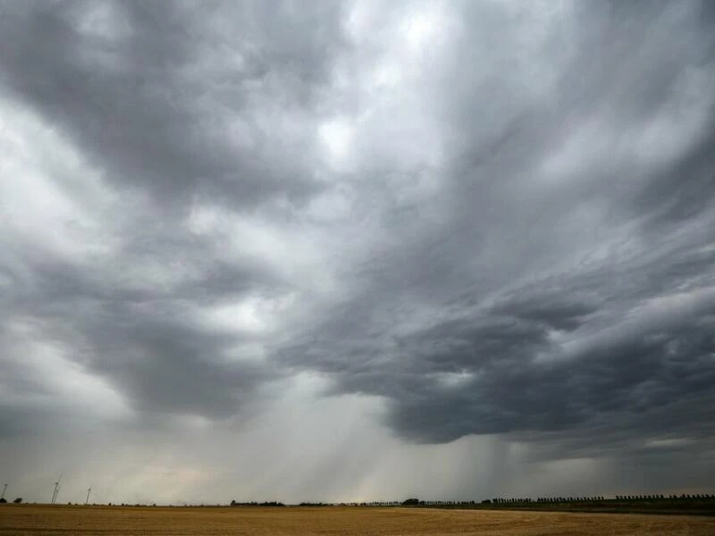 Regenwolken über einem Feld